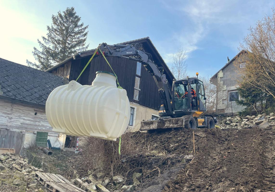 Plastová, nebo betonová nádrž? Co se vyplatí pod zem
