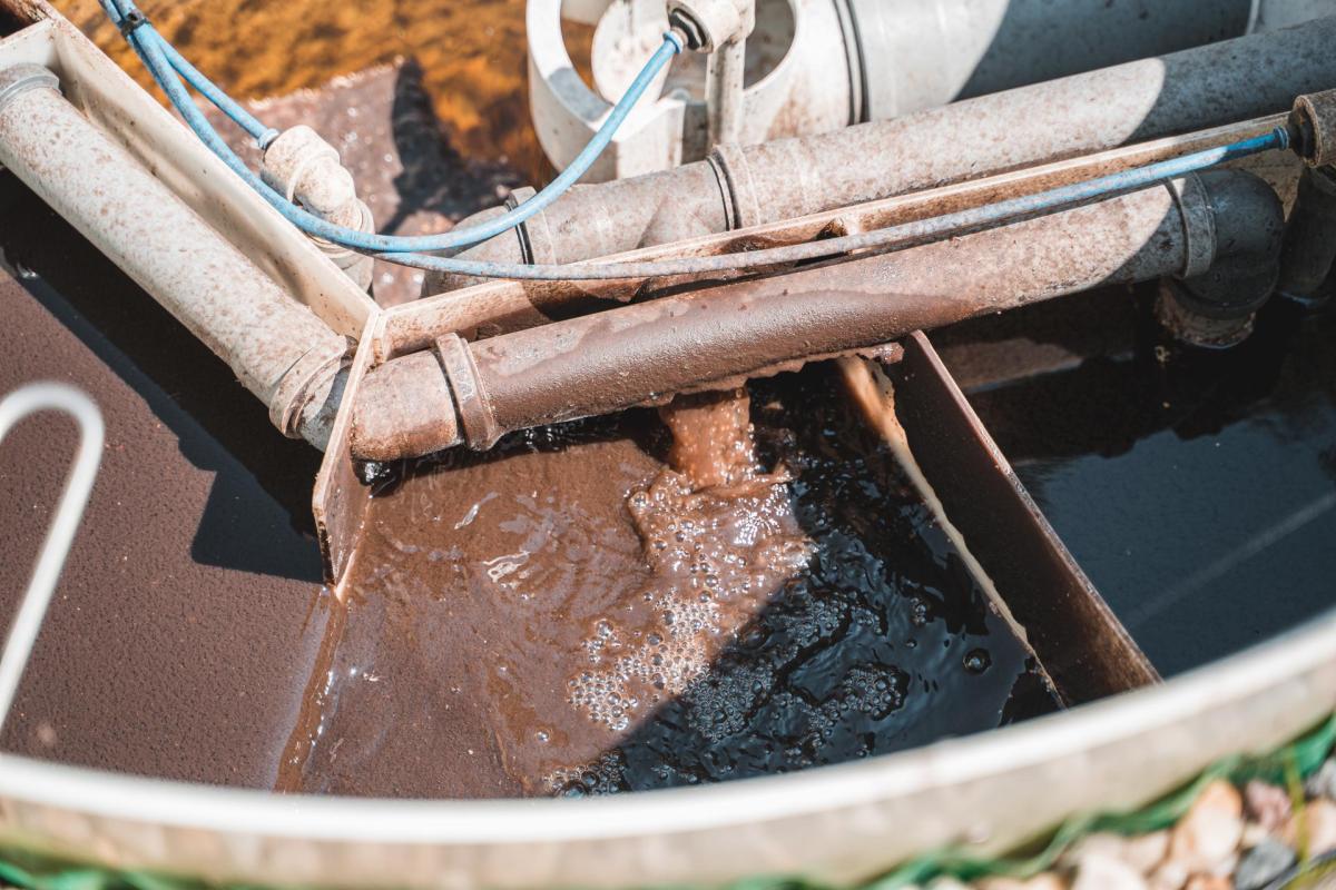 Zápach z čističky odpadních vod: Odkud se bere a jak ho zastavit